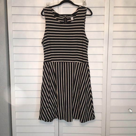 Old Navy Dresses & Skirts - 🎉1 hour sale EUC black And Cream Stripe Dress